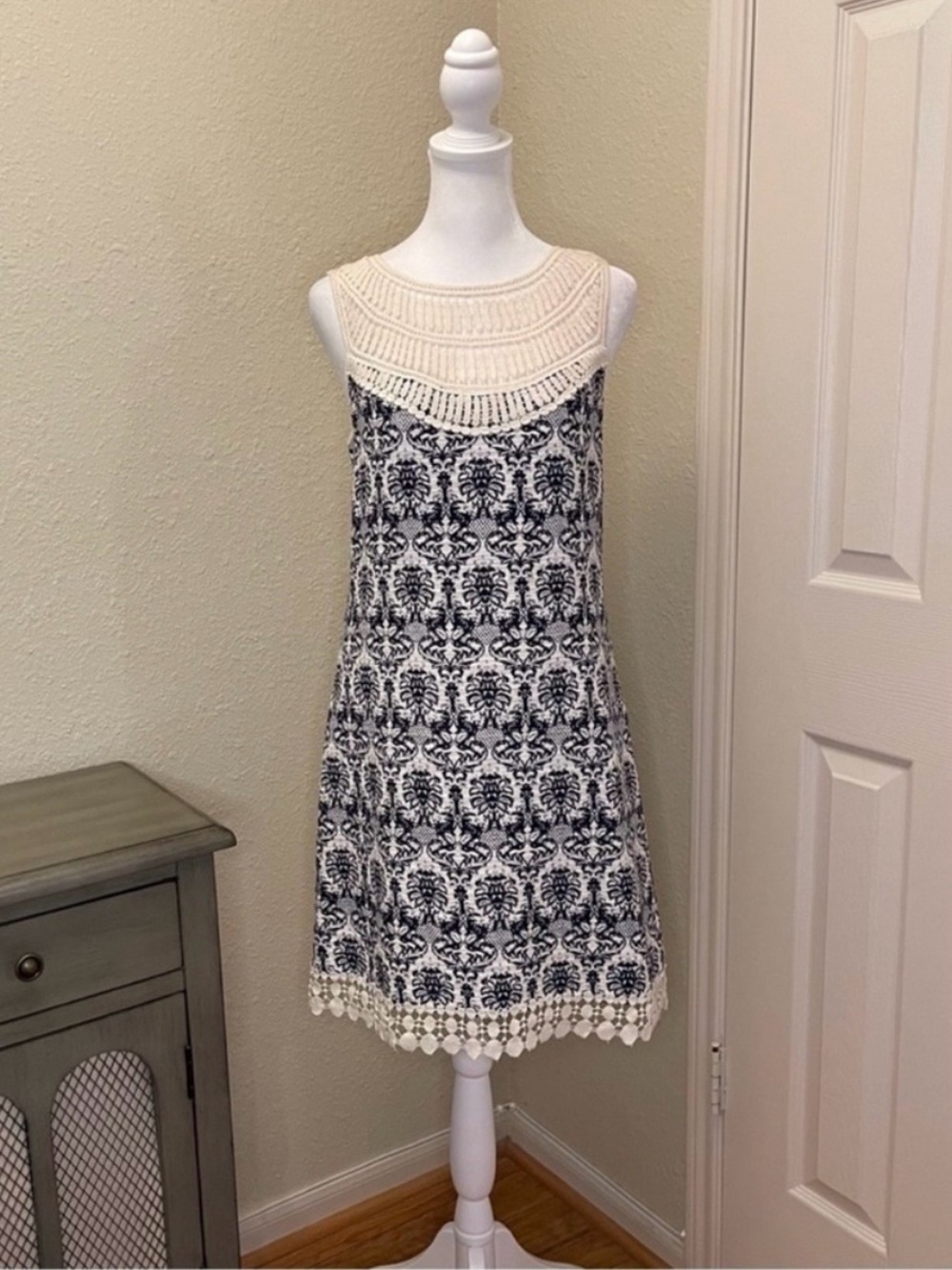 Chelsea & Violet Navy Print Cream Crochet Lace Collar Sleeveless Shift Dress M